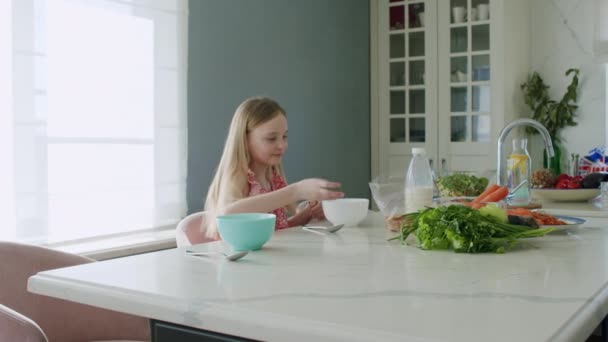 Due bambini fanno colazione sana — Video Stock