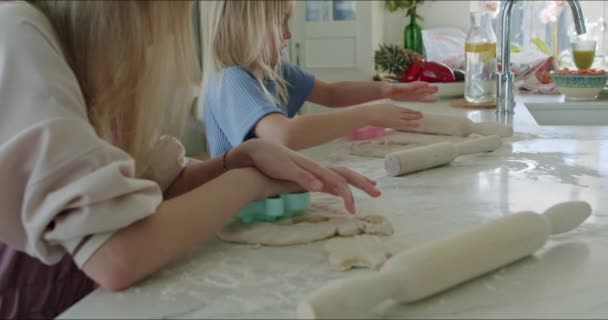 Menina rolando massa na mesa da cozinha — Vídeo de Stock