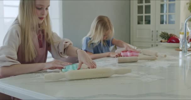 Κορίτσι τροχαίο ζύμη στο τραπέζι της κουζίνας — Αρχείο Βίντεο