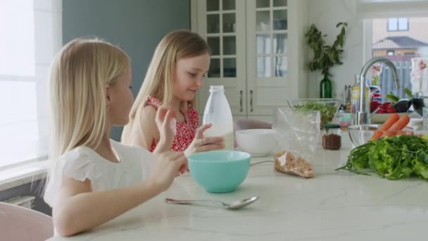 Duas crianças tomam café da manhã saudável — Vídeo de Stock