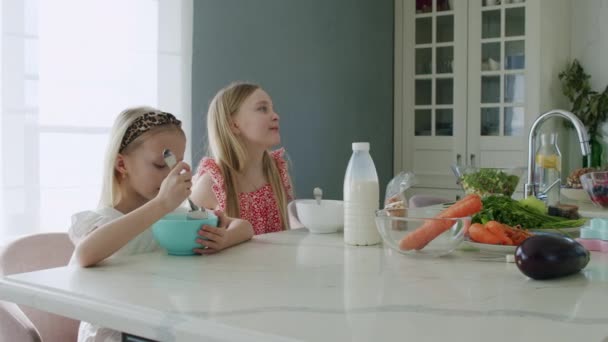 Twee kinderen eten gezond ontbijt — Stockvideo