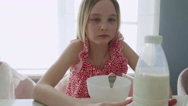 Двое детей питаются здоровым завтраком — стоковое видео
