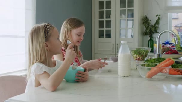 Twee kinderen eten gezond ontbijt — Stockvideo