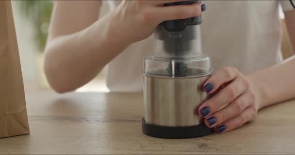 Jonge vrouw malen koffiebonen — Stockvideo