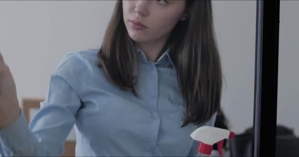 Офисные женщины, использующие стеклянную доску — стоковое видео