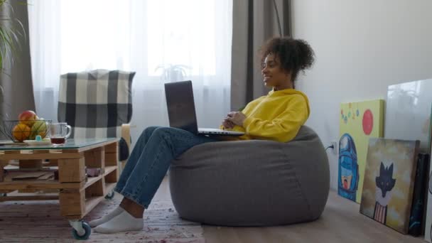 Mujer negra trabajando desde casa — Vídeos de Stock