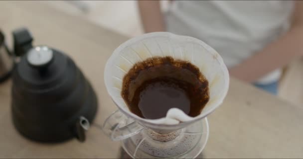 Proceso de elaboración del café V60 — Vídeos de Stock