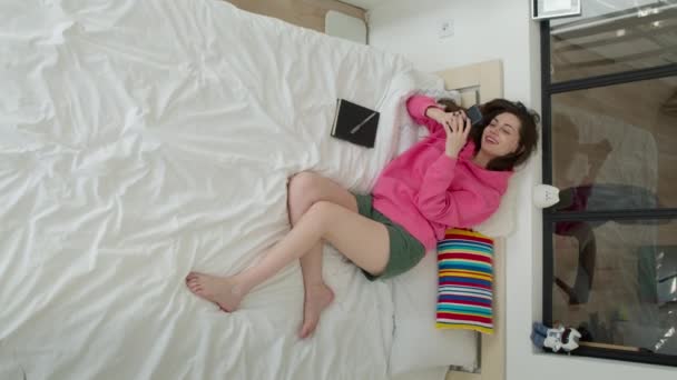 Meisje liggend op bed en zeer verrast — Stockvideo