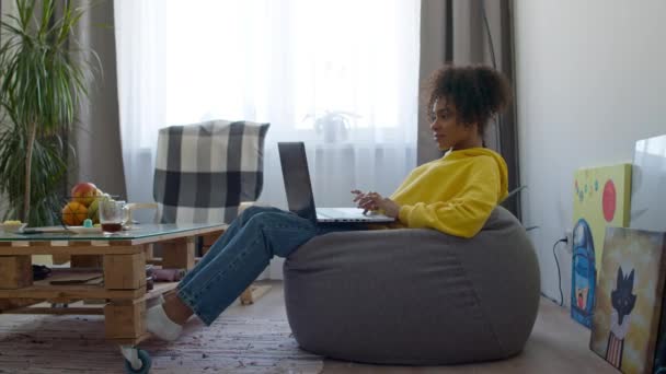 Mujer negra trabajando desde casa — Vídeos de Stock