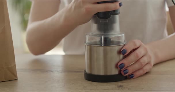 Ung kvinna slipning kaffebönor — Stockvideo