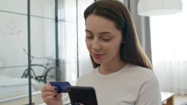 Services bancaires en ligne avec téléphone intelligent — Video