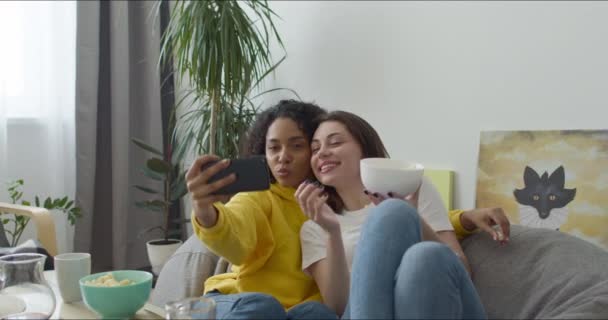 Feliz jóvenes mujeres divertido hablando — Vídeos de Stock