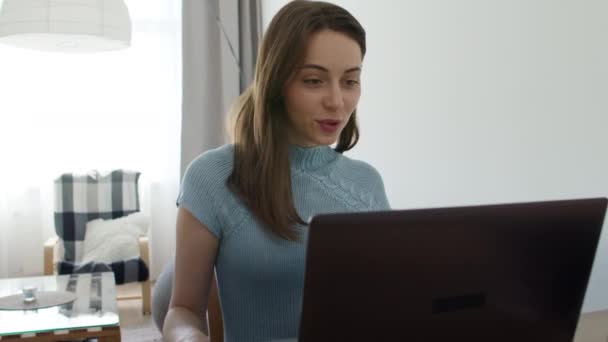 Girl speaking looking at camera — Stock Video