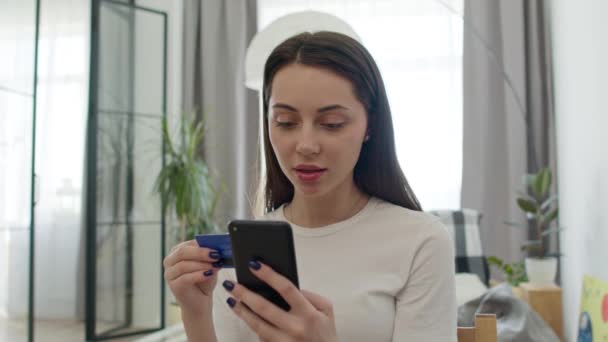 Online-Banking mit dem Smartphone — Stockvideo