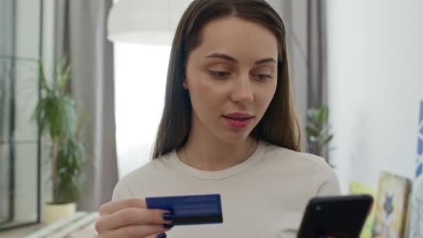 Online banking med smartphone – Stock-video