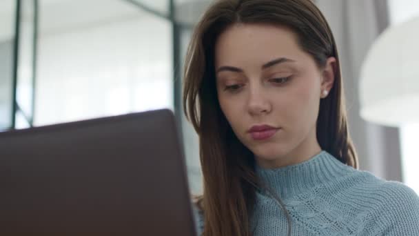Woman face looking at monitor — Stock Video