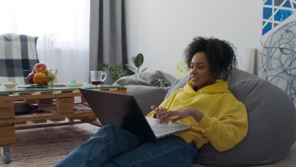 Mujer negra trabajando desde casa — Vídeos de Stock