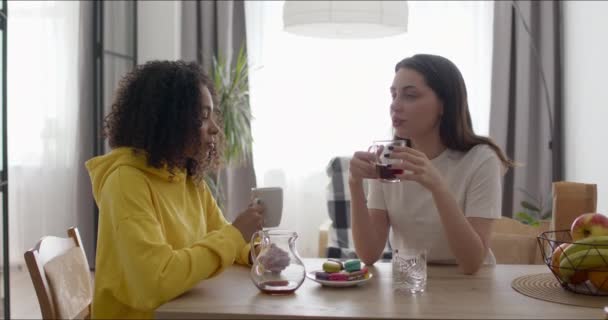 Przyjaciele rozmawiający i pijący kawę — Wideo stockowe