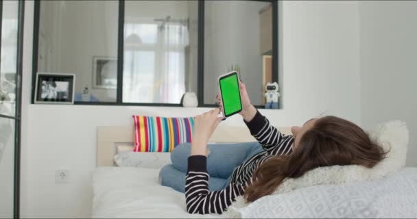 Chica sostiene la pantalla verde del teléfono móvil — Vídeos de Stock