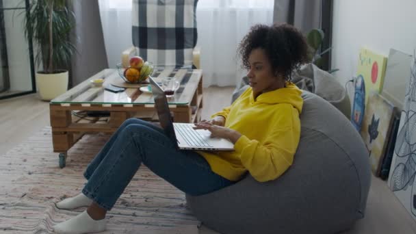 Mujer negra trabajando desde casa — Vídeos de Stock