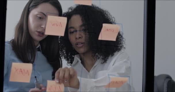Üvegtáblát használó női irodai dolgozók — Stock videók