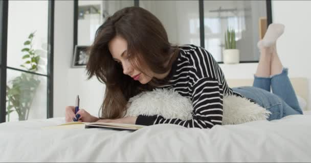 Csinos nő dolgozik otthonról — Stock videók