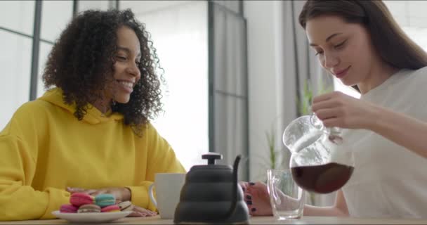 Vrienden die praten en koffie drinken — Stockvideo