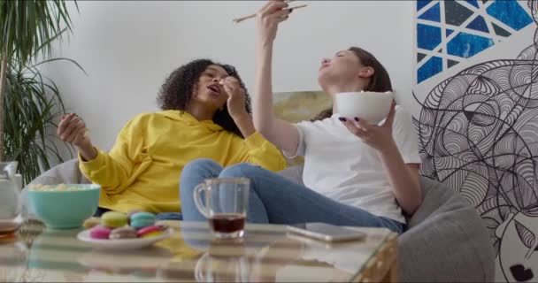 Feliz jóvenes mujeres divertido hablando — Vídeo de stock