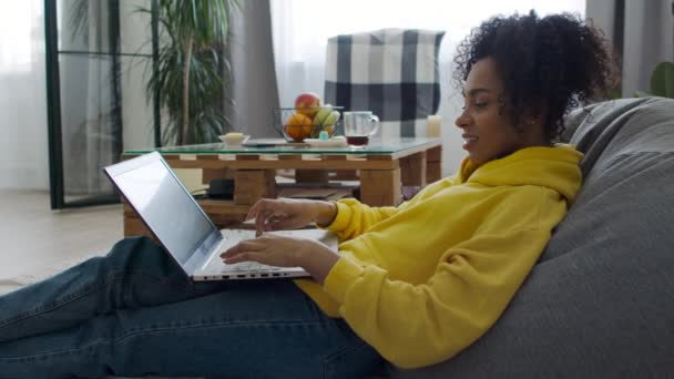 Mujer negra trabajando desde casa — Vídeos de Stock