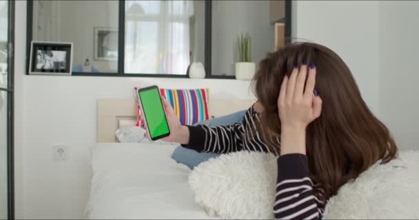 Girl memegang Mobile Phone layar hijau — Stok Video