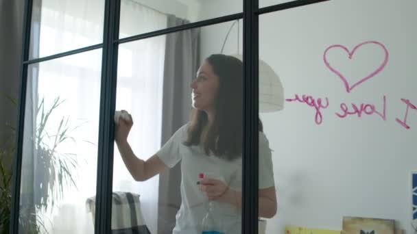 Kobieta rysuje serce na szklanej przegrodzie — Wideo stockowe