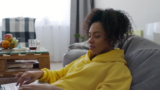 Mujer negra trabajando desde casa — Vídeos de Stock