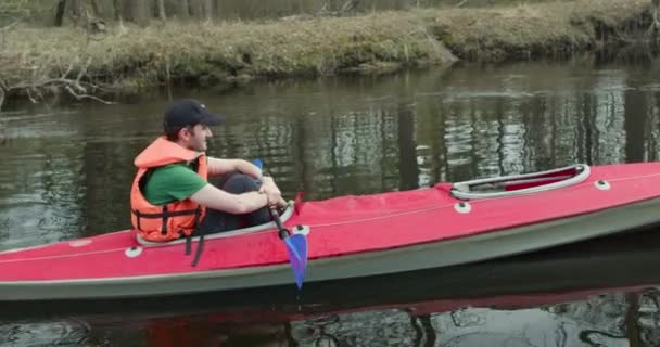 Chlap ovládá raft pomocí pádla — Stock video