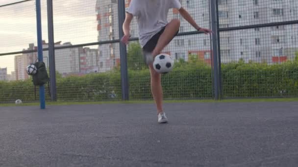 Любитель, практикующий футбольные навыки — стоковое видео