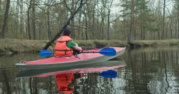 Kille styr flotte med hjälp av paddel — Stockvideo