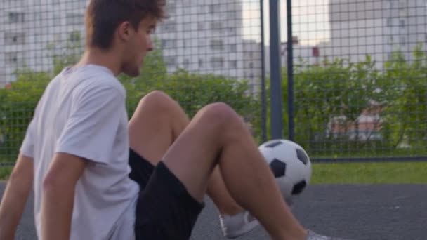 Homem amador praticando habilidades de futebol — Vídeo de Stock