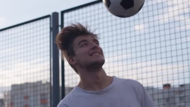 Amateur-Mann übt sich im Fußball — Stockvideo