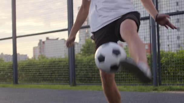 Amateur hombre practicar fútbol habilidades — Vídeo de stock