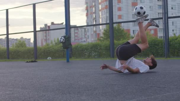 Homem amador praticando habilidades de futebol — Vídeo de Stock