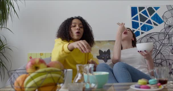 Feliz jóvenes mujeres divertido hablando — Vídeo de stock