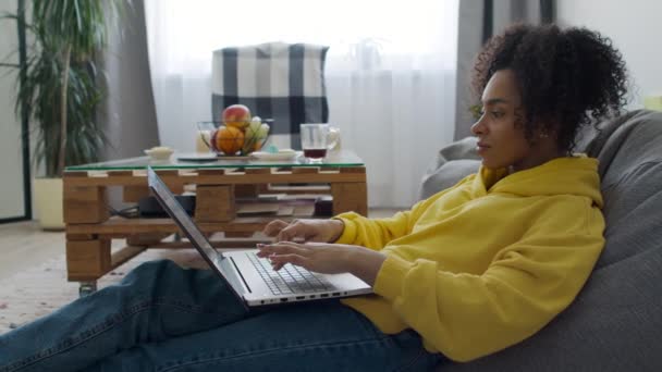 Mujer negra trabajando desde casa — Vídeo de stock