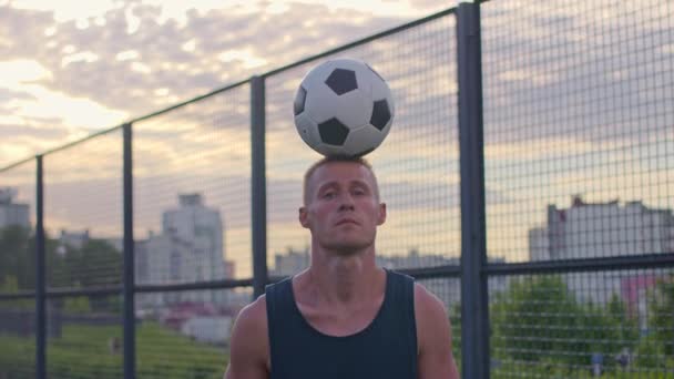 Amateurfußballer im Porträt — Stockvideo