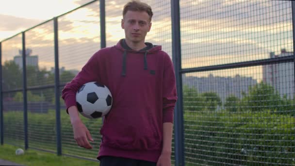 Portret van een amateur voetballer — Stockvideo