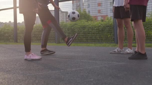 Игроки выполняют трюки с мячом — стоковое видео
