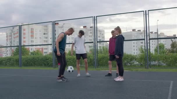 Игроки выполняют трюки с мячом — стоковое видео