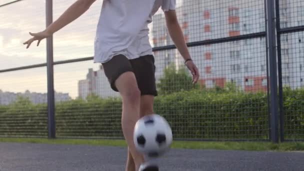Amatér cvičit fotbalové dovednosti — Stock video