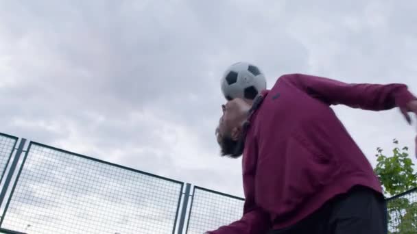 Spelare utföra trick med bollen — Stockvideo