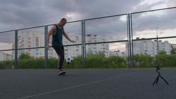 Amateur homme pratiquant des compétences de football — Video