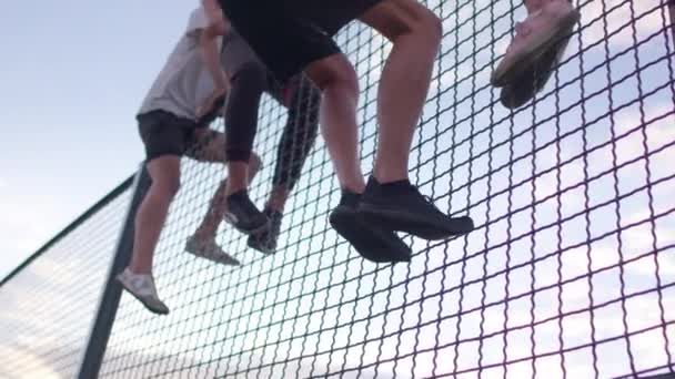 足球运动员爬过栅栏 — 图库视频影像