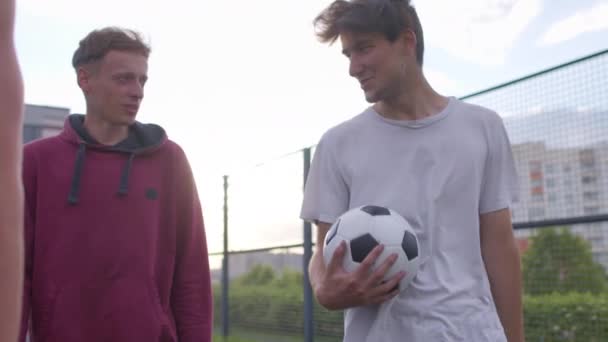 Equipo de fútbol salir en el patio de recreo — Vídeos de Stock